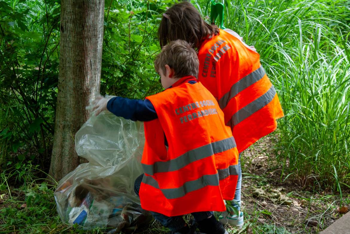 Biens équipés, les enfants ont consciencieusement ramassé de nombreux déchets.